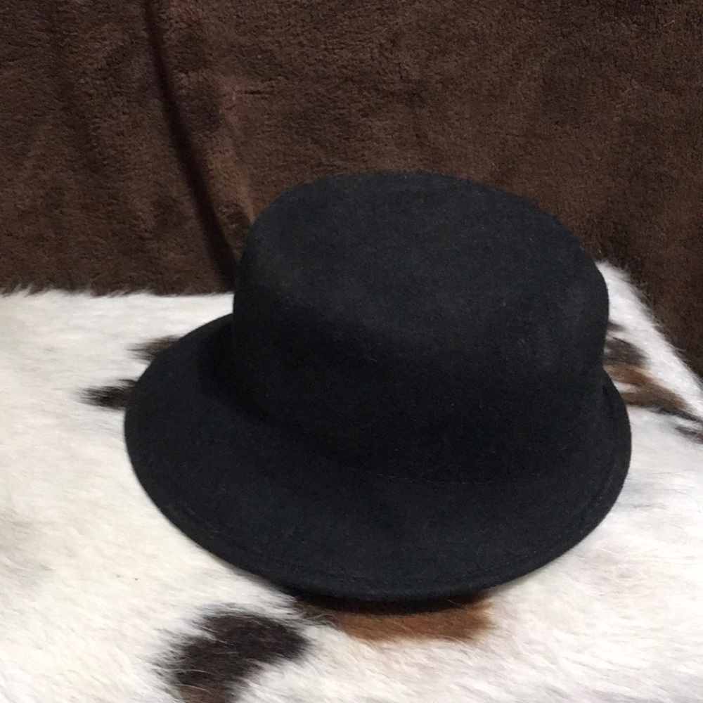 Black Felt LandsEnd Ladies Hat.